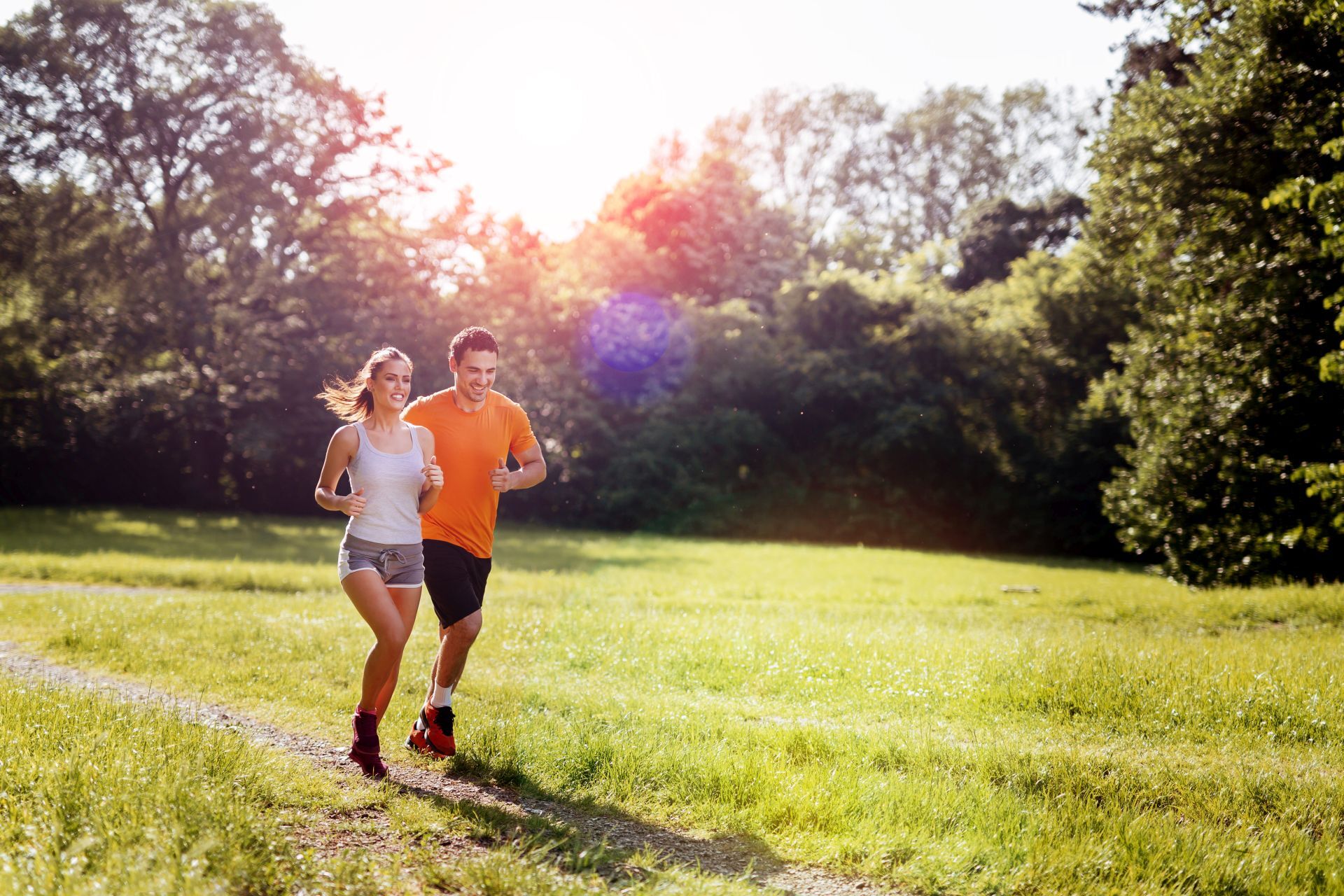 Eine Frau und ein Mann beim Lauftraining.