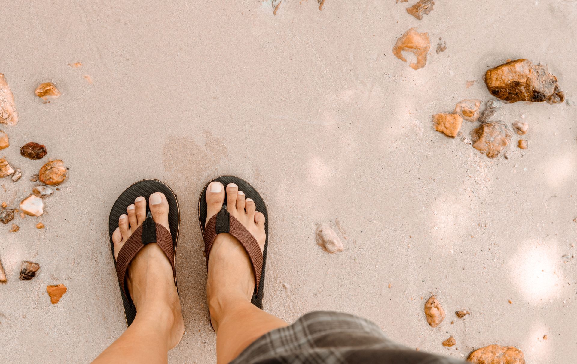 Männerfüße mit Sandalen