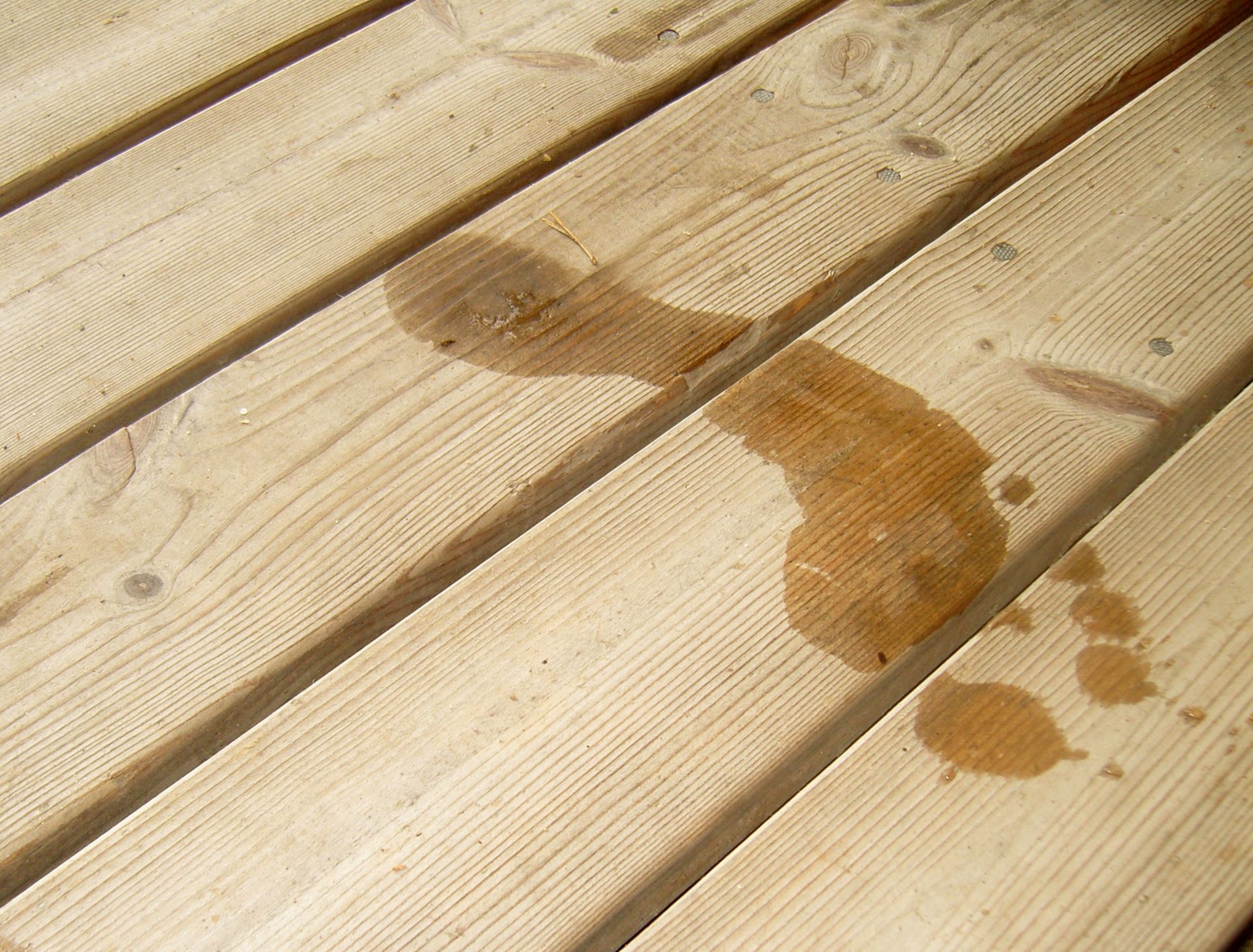 Fußabdruck auf einem Holzboden