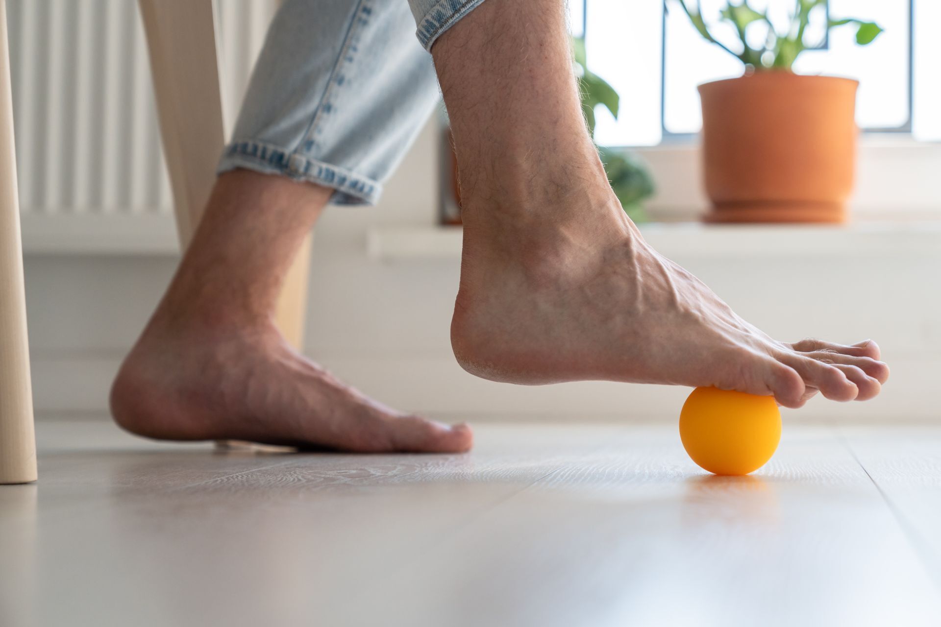 Fuß rollt mit einem Ball