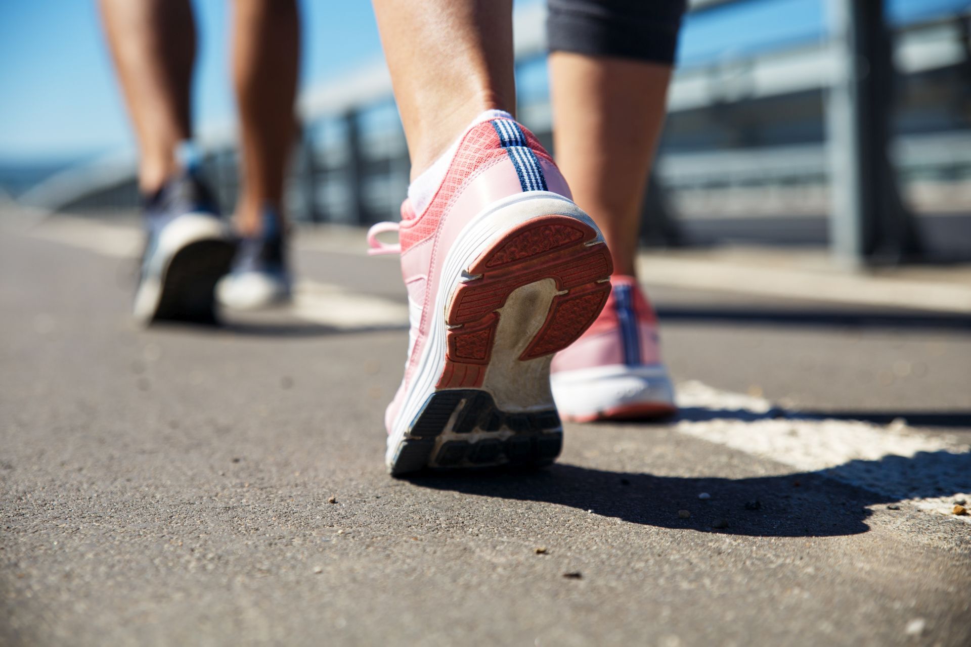 Spaziergang mit gutem Schuhwerk zur Vorbeugung von Hornhaut an den Füßen
