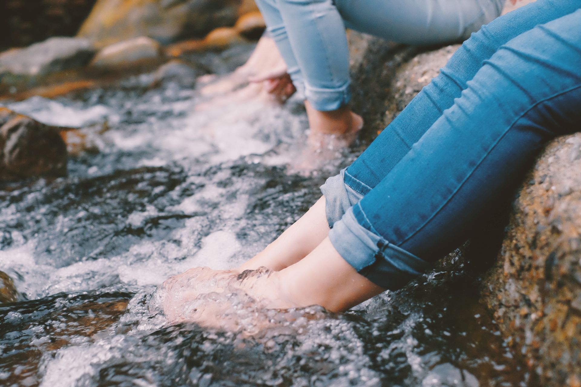 Füße im Wasser