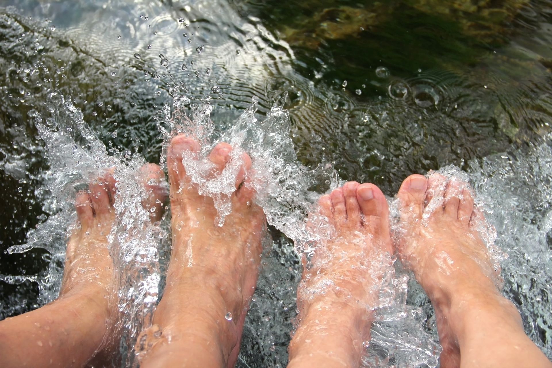 Füße im kalten Wasser